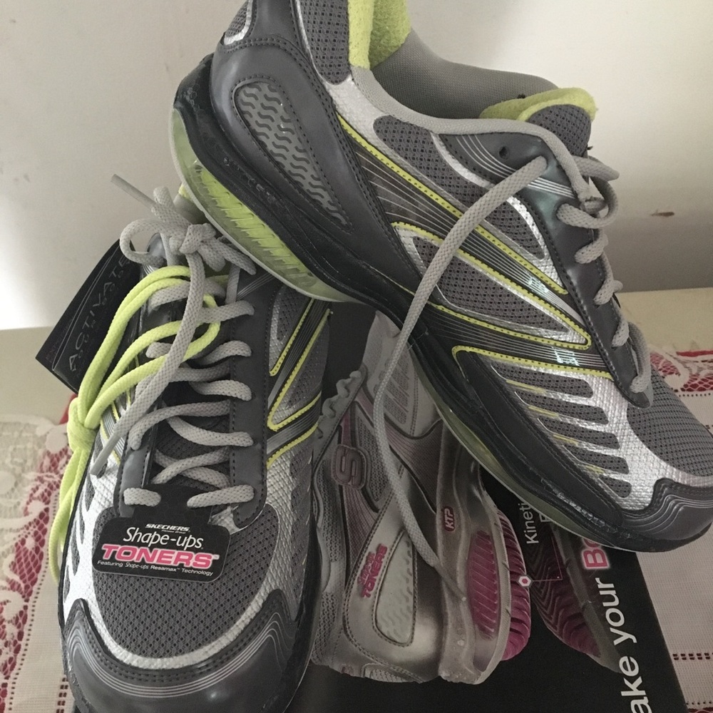 New with tags Skecher shape ups size 9